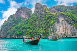 Barco sobre el agua azul Maya Bay en la isla Phi Phi Krabi en Tailandia